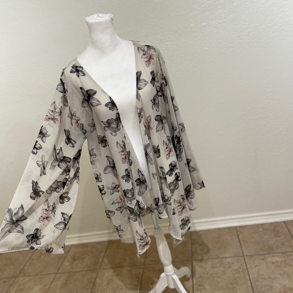 Flowy Black and White Floral Kimono